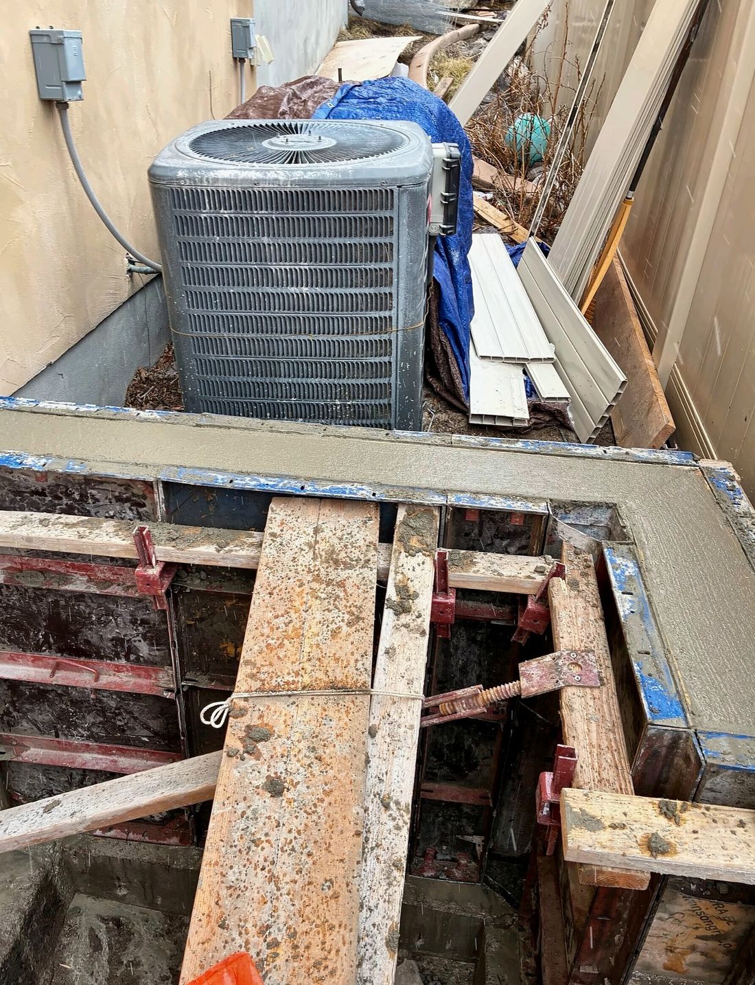 Concrete wall formwork in a narrow side-yard
